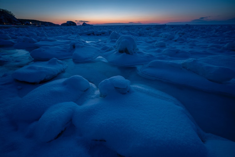 [이미지1]2024년은 유빙이 흔한 해라고 합니다. 홋카이도 시레토코 반도의 우토로 어항 근처에서 해질녘에 유빙을 촬영했습니다. 하늘은 주황색이지만 푸른 얼음 덩어리입니다. 이 색은 매우 아