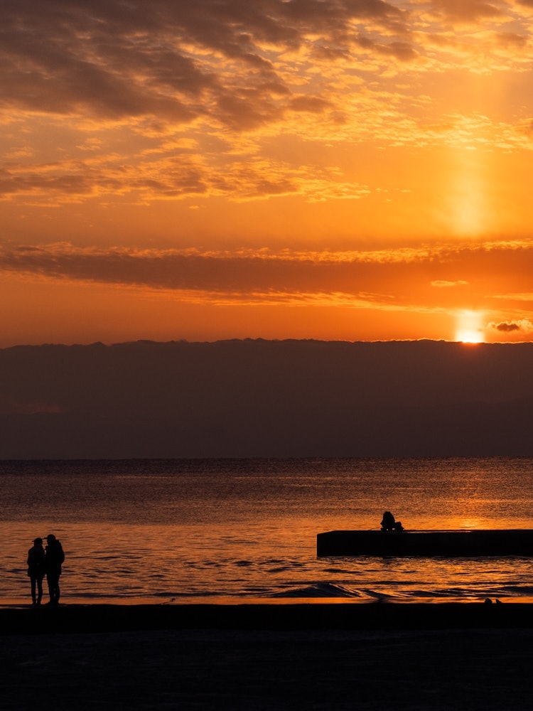 [Image1]It is a sunset on the Shonan Kugenuma coast. The rare sun pillar was wonderful.