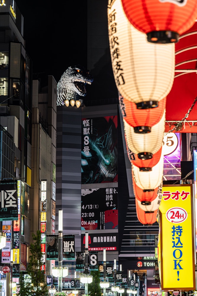 [画像1]「怪獣」新宿の街並みを撮影していると、目の前に見たことのあるシルエットが飛び込んで来ました。京都では見れない規格外の大きさに目を見開きました。