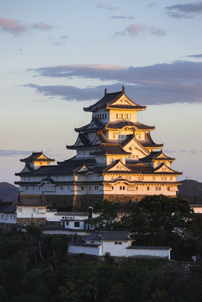 [画像1]夕日に染まる「白鷺城」🏯こちらは、兵庫県姫路城にある　　　　　　　　　　　「姫路城」夕日に染まる姫路城を1枚📸時期によっては、城の後ろから満月が上がってくるそうです😆次は、それを狙ってみようと思います