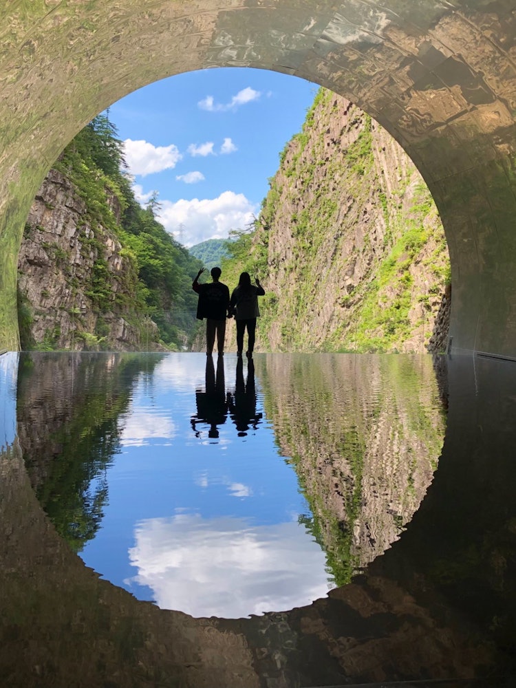 [相片1]新泻县的清津京从隧道看到的蓝天和风景很美。清津峡隧道，全景站。 光之角（光之洞）。它位于上信越高原国立公园。 清津峡谷是国家级风景名胜和天然纪念物。