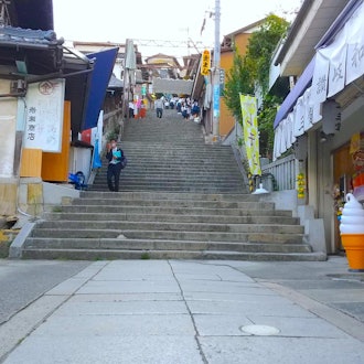 [画像1]こないだ香川県の金比羅山へ行ってきましたよ。金比羅山は金比羅参りとして全国から多くの観光客が来ています。平日行ったのに思ったより人も多くびっくり。参道の階段を登った本堂からは香川県を一望( ´ ▽ `