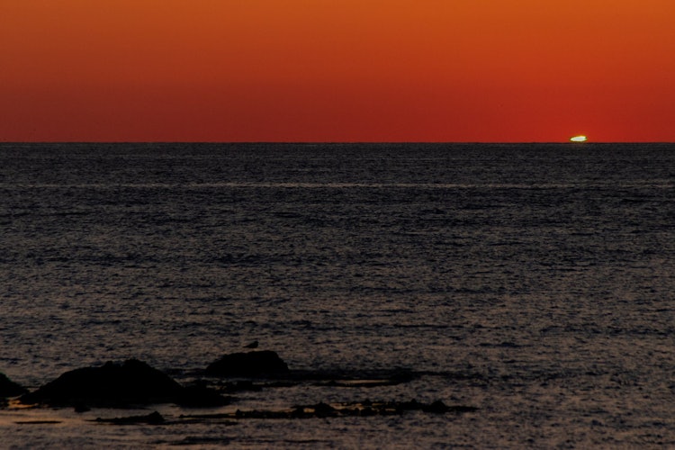 [画像1]「グリーンフラッシュ」日本海側を旅すると、好天の日に夕日が水平線に落ちる瞬間を見ることができるチャンスがあります。 思わず「ジュッ！」と音が出そうな瞬間ではあるのですが、日の入直前にもう一つの稀な現象