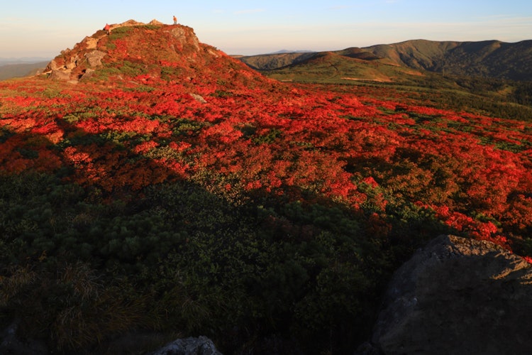 [画像1]岩手県の三ツ石山の紅葉です。 三ツ石山は東北で最もはやく紅葉を迎えることで有名ですが、山頂付近から眺める紅葉風景は真っ赤に染まって大変素晴らしく、見応えがあります。