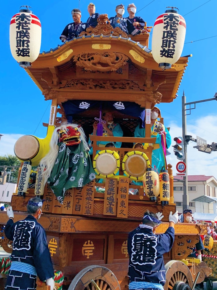 [이미지1]10월 16일, 22일 촬영.가와고에 시청의 산차 행렬입니다.키시마치 2초메, 키바나사키 야히메의 산차입니다.산차의 강단은 인간의 힘으로 바뀝니다.