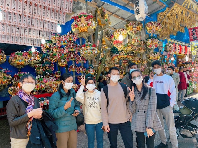 [Image1]【English／日本語】I went to the rooster market in Hachioji with some of my students! There is an Otori Sh