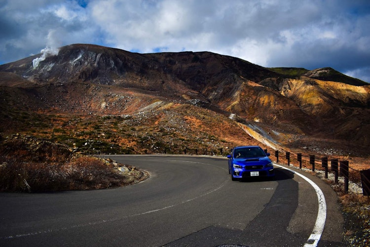 [相片1]福岛的万代东天际线是日本最受欢迎的风景驾驶路线之一。上周末，我们去享受这个地区，在天际线，湖线和黄金线开车。这是一次了不起的经历。道路现在完全被秋色覆盖。天际线的顶部有火山口，沼泽地粗糙的石区和大量的