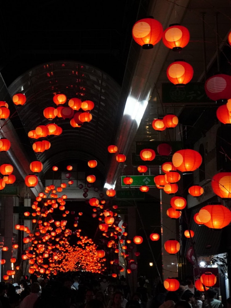 [画像1]山口県山口市の「七夕ちょうちん祭り2023」です。大内氏の盆ちょうちんを受け継ぐ、約６００年前から続く伝統のお祭りです。数万個の紅ちょうちんが街中を幻想的な光で包みます。