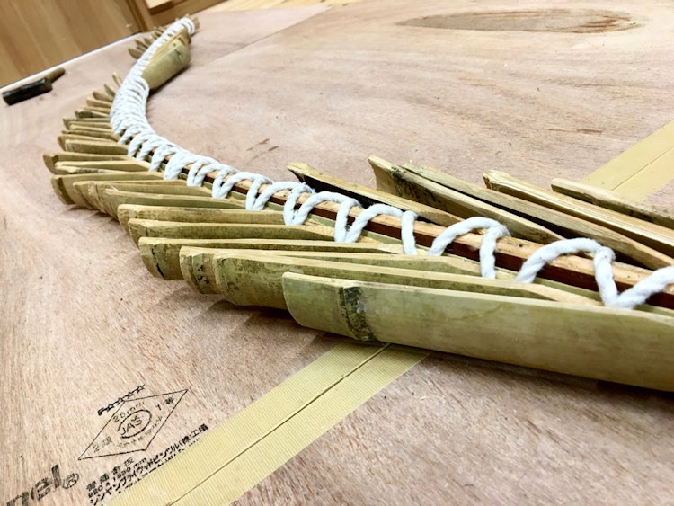 [相片1]《弓击》这是一个粘合每种材料同时将其弯曲成弓形的过程。