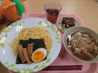 [相片2]【Tsudomu午餐】今天是每月一次的社区食堂。写“Shumu”并称其为“Tsudomu”由于是在社会福利局大楼内举行的它被昵称为Tsudomu Lunch。今天的菜单是tsukemen！浓稠的面条缠
