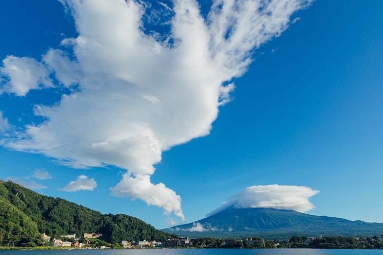 [画像1]夏の日雨上がり青空出会ったしっきりし、大きな吊るし雲綺麗見える😄山梨県富士河口湖町にて撮影