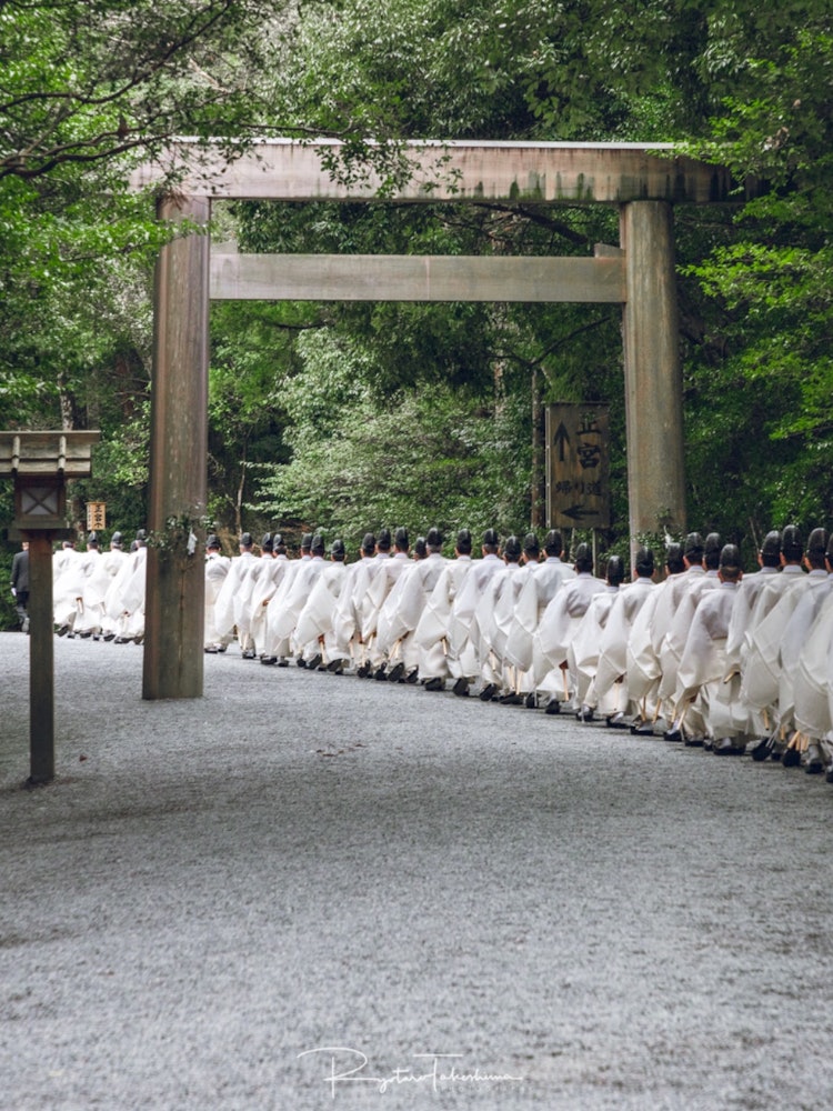 [画像1]三重県にある伊勢神宮祭事が催される時はこのような神職さん達を見ることができます。