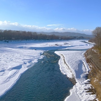 [이미지2]【최근 역사】1월 하순에는 추위가 더욱 심해졌다.다이키초를 🧊 흐르는 리슈강도 꽤 얼어붙고 있습니다작년 가을 '후루사토 다리'에서 본 리슈가와 강과 이번 달의 리슈 강을 비교해 보