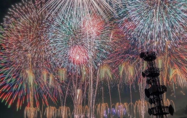 [画像1]日本が世界に誇る「花火」日本の花火は世界でも有名で様々な国に花火職人が招待されて夜空に打ち上げているそうですこの写真は北海道で毎年夏に開催される「モエレ沼芸術花火」での1枚です日本屈指の花火職人が夏の
