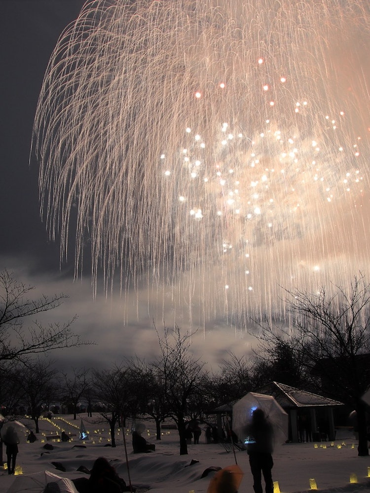[이미지1]나가오카 눈 축제 2023눈 불꽃 놀이, 마지막 별 광산!내 불꽃 놀이 사진이 처음으로 갤러리에 올랐습니다! (^_^;) 눈초로 사진을 찍고 싶었지만 아무쪼록 용서(^_^;)를..