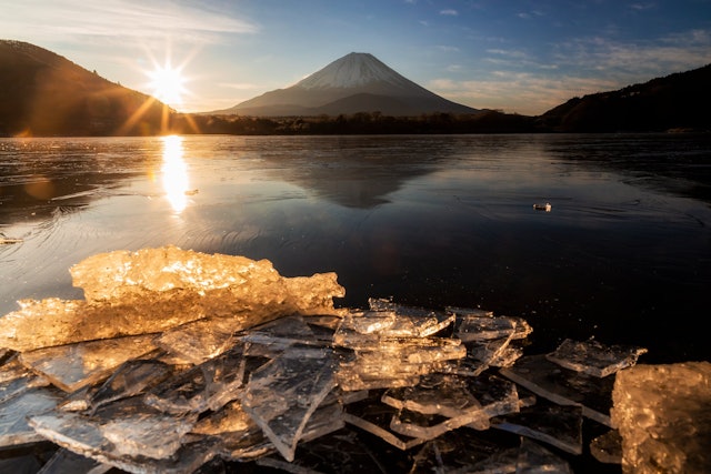 [Image1]Glittering ice and Mt. FujiThe morning at Lake Shoji was beautiful.At Lake Shoji, Fujikawaguchiko To