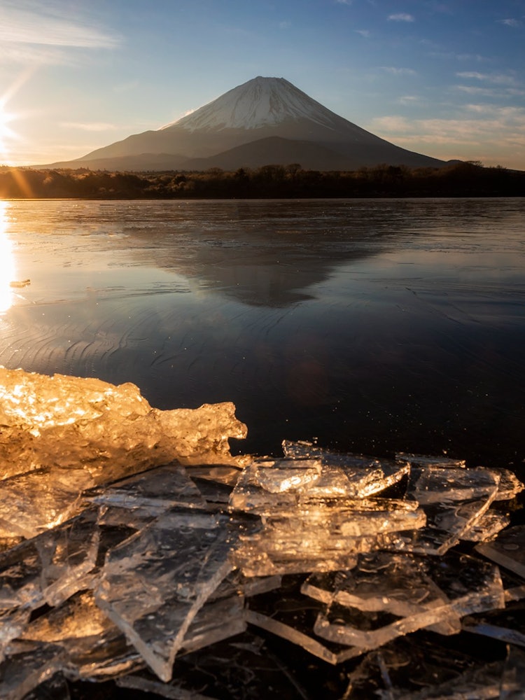 [Image1]Glittering ice and Mt. FujiThe morning at Lake Shoji was beautiful.At Lake Shoji, Fujikawaguchiko To