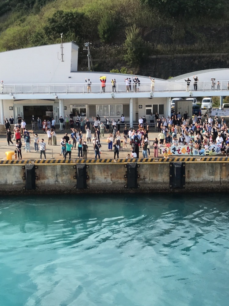 [画像1]卒業旅行で行った小笠原諸島！帰りの船からの景色。 皆さんに手を振ってもらって島とのお別れ… 到着までに片道24時間かかる島。 頻繁には行けないからとても貴重な時間でした。 また行きたいな。
