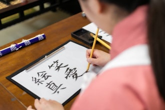 [相片2]【外国の方のお名前を漢字で】好きな漢字を書道として書くだけでなく、英語、フランス語等のお名前に書道マスターが漢字を当て、お客様に漢字でお名前を書いてもらうといった体験が人気です。漢字は一文字一文字に意