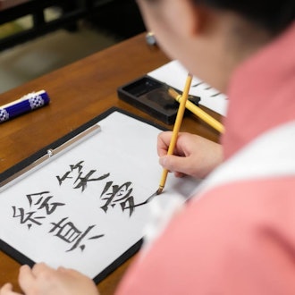 [相片2]【外國の方のお名前を漢字で】好きな漢字を書道として書くだけでなくだだけでなく、英語、フランス語等のお名前に書道マスター が漢字を当て、お客様に漢字でお名前を書いて|らうといった体験が人気です。漢字は一