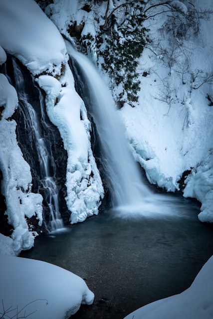 [Image1]山形県尾花沢市にある銀山温泉の奥に進むとある｢白銀の滝｣名前の通り雪景色に流れる滝は白銀のようでした！雪景色と滝を同時に見れるので観光にもオススメです！撮影:2022/1/8canon EOS 6Dm