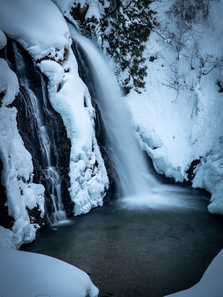 [相片1]前往山形縣小花澤市的銀山溫泉後面，前往“白金瀑布”顧名思義，在白雪皚皚的景觀中流淌的瀑布就像白銀一樣！ 您可以同時看到白雪皚皚的風景和瀑布，因此也推薦觀光！拍攝時間：2022/1/8佳能EOS 6Dm