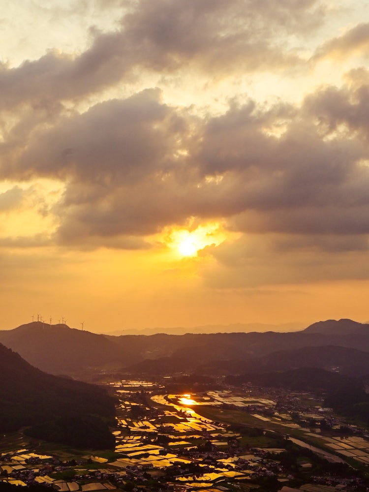 [画像1]大分県玖珠町にある切株山頂上の駐車場から歩いてすぐのところからの眺め