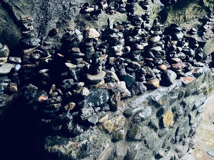 [이미지1]천안가와라(天南川原)라고 불리는 동굴 신사. 사진에서 볼 수 있듯이 돌을 쌓아 올리는 풍습은 오래 전부터 시작되었으며, 한쪽의 돌은 역사를 느낄 수 있습니다.
