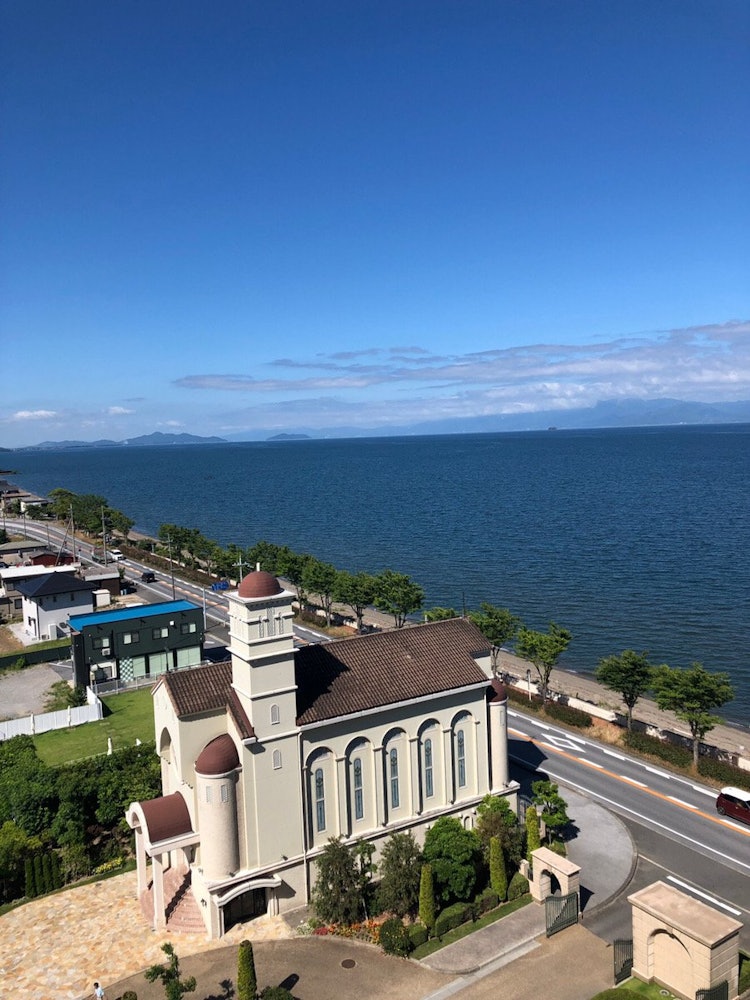 [画像1]海かと思いきや湖です。 日本で一番大きな湖、琵琶湖。 宿泊したホテルからの1枚です。