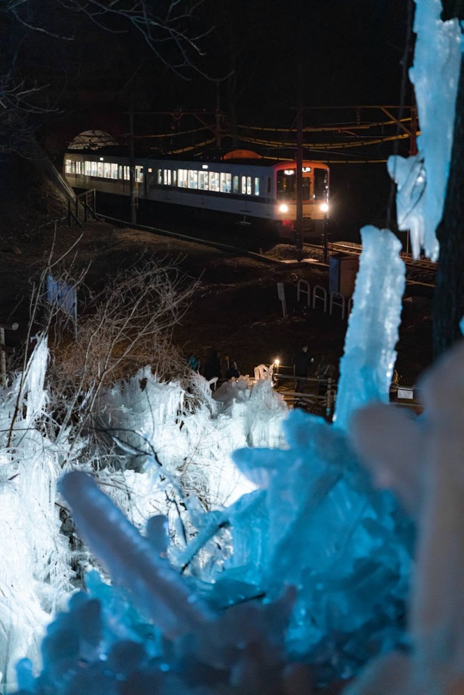 [相片1]穿过冰柱这是埼玉县横濑町的“足学保之冰柱”它每年从1月下半月到2月举行。 人工制作的冰柱令人印象深刻。