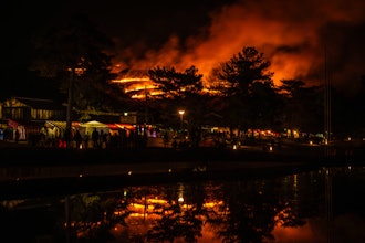 [이미지1]나라와카쿠사산, 야마야키산이 불타오르기 전에 불꽃놀이가 시작되어 불꽃놀이의 끝을 알리고 산의 여러 곳에서 동시에 점화되어 산 전체가 불길에 휩싸이고 새로운 싹이 돋아납니다. 와카쿠