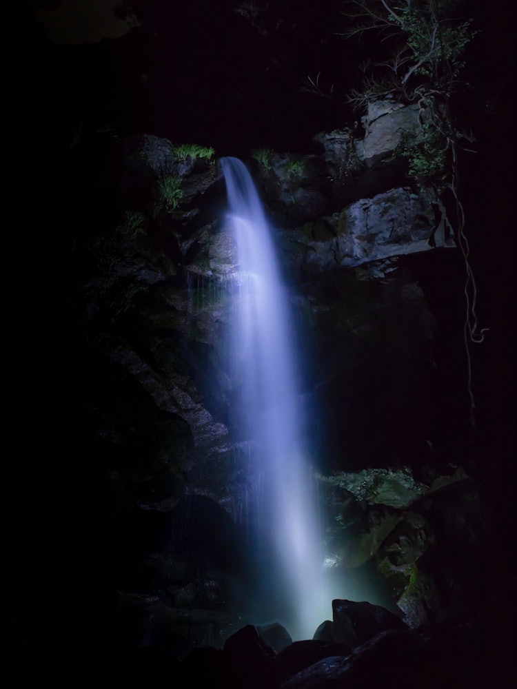 [相片1]我拍了一张兵库县著名的猿飞日斩瀑布的照片，晚上灯火通明，但我一边拍照一边保持警惕，因为新的温泉镇熊会出现。
