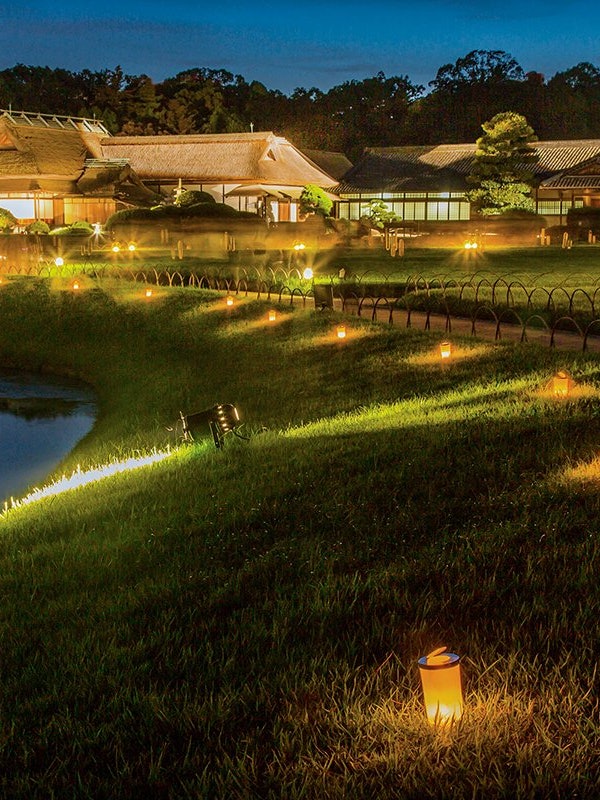 [画像1]岡山市の岡山後楽園は日本三名園の一つ。 芝の綺麗な日本庭園として有名です。 岡山城の天守閣を背景によく写されますが、ライトアップされた幻想庭園もとても美しいです。