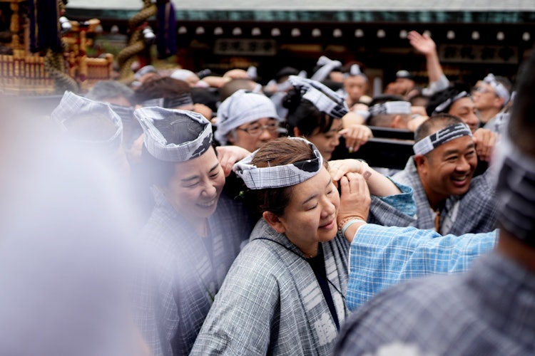 [相片1]旅遊東京的時候正好碰上淺草三社祭。 於是留下這一幕。 對神明的支持，不管男女老少，都很賣力。 真是令人感動。 很榮幸，有機會碰上這樣的祭典。