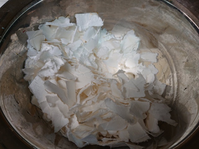 [画像2]【溶ける牛乳パック】先日、とある実験現場に遭遇。お鍋に浸されたたくさんの牛乳パック。それをぺりぺりと剥がす木育事業推進員。何を剝がしているのかと思えば牛乳パックの外側に付いたプラスチックのフィルムだけ