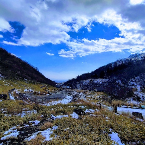 [画像1]那須高原の、殺生石まで、行ってきました。 ２月の那須高原は、雪が積もっていて展望台まで、行けませんでした。 けれど、足湯があって良かったです。