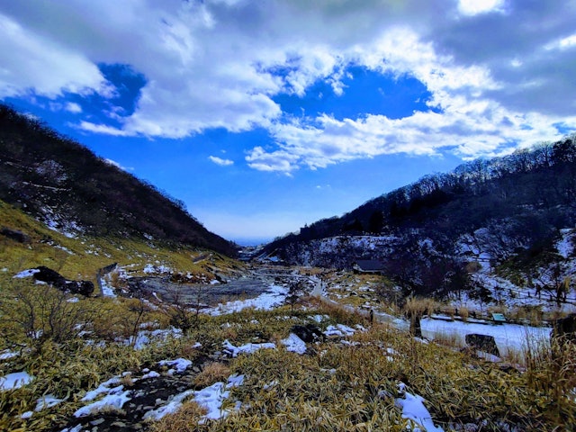 [画像1]那須高原の、殺生石まで、行ってきました。 ２月の那須高原は、雪が積もっていて展望台まで、行けませんでした。 けれど、足湯があって良かったです。