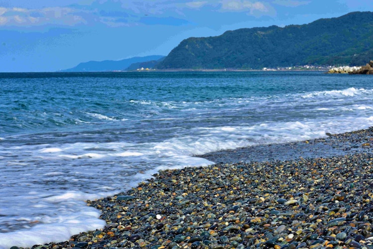 [相片1]糸魚川（新瀉縣）的翡翠海灘是日本隱藏的寶石。海灘看起來不錯，是沐浴的地方，也是自然尋寶的理想目的地。如果幸運的話，您可能會在這個海灘上找到翡翠。如果可能的話，儘量待到日落;您可能會看到令人驚歎的日落美