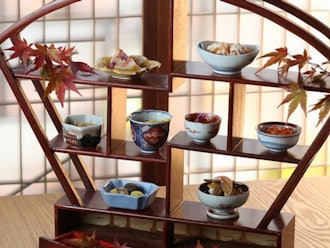[画像1]皆さん、初めまして。京都で『日本料理と日本酒惠史（サトシ）』を営んでおります。『和久傳』で17年お世話になった後、約3年前に独立しました。料理はお任せ三品（画像は一品目）の後は単品でご注文頂けます。懐