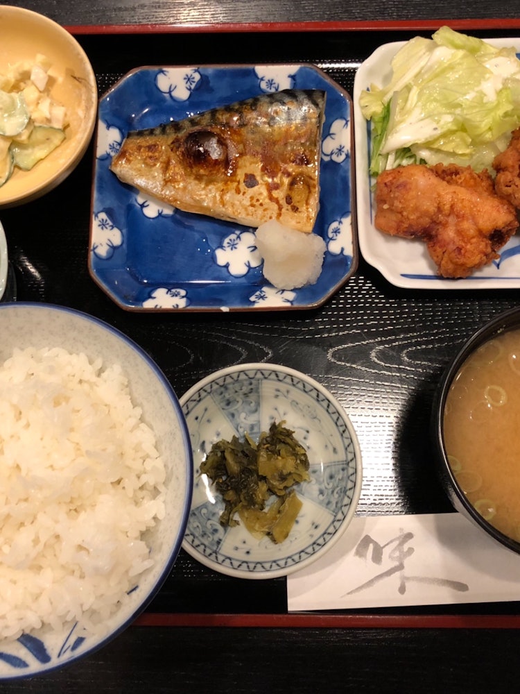 [Image1]Lunch at an izakaya [Misato] in Hachioji City.Salt-grilled mackerel and fried chicken set meal. It w