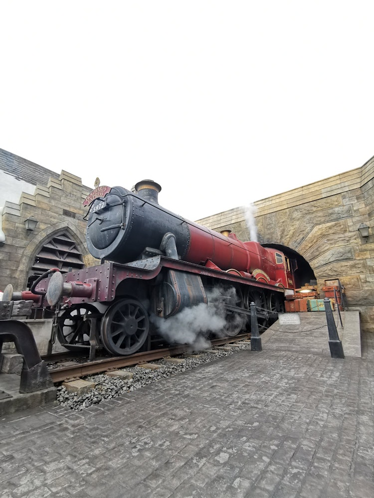 [Image1]I was able to take a picture of the steam coming out, Harry Potter Train (*'ω' *)