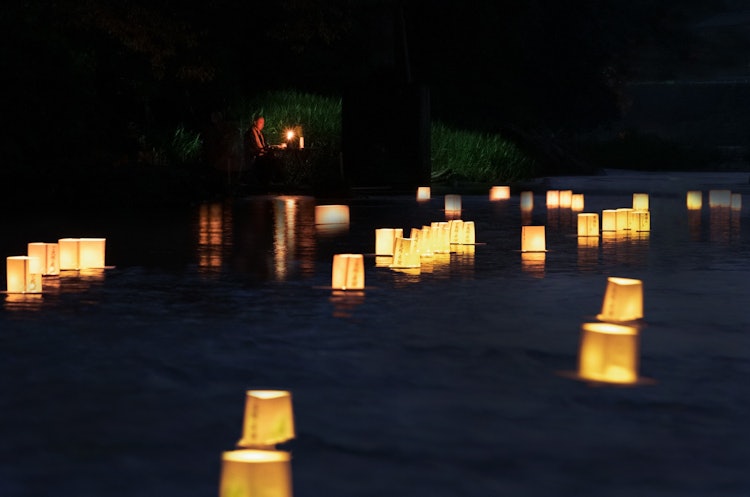 [相片1]秋川河的放水燈每年都會送到老苯教，並作為火沖走。 僧侶們一個接一個地祈禱，然後把它們扔進河裡。