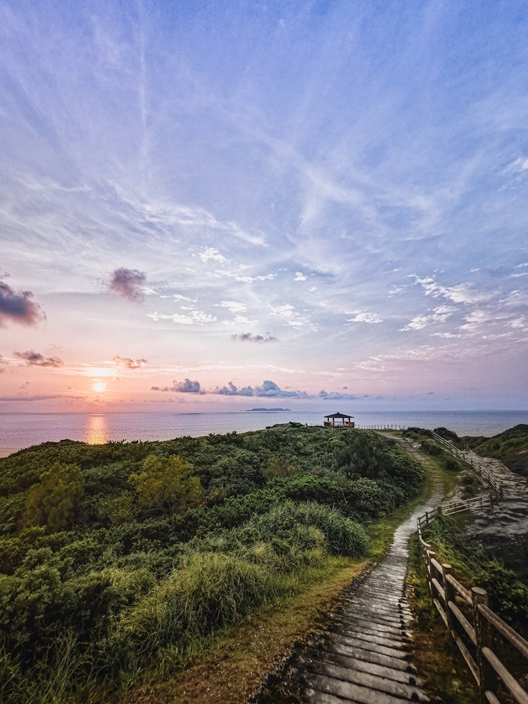 [相片1]从庆良间诸岛座间味岛的目濑崎展望台眺望。这张照片是在仲夏日落时分太阳落下地平线之前拍摄的。它以其世界级的美丽大海而闻名，但它也是一个可以看到这种景色的地方。