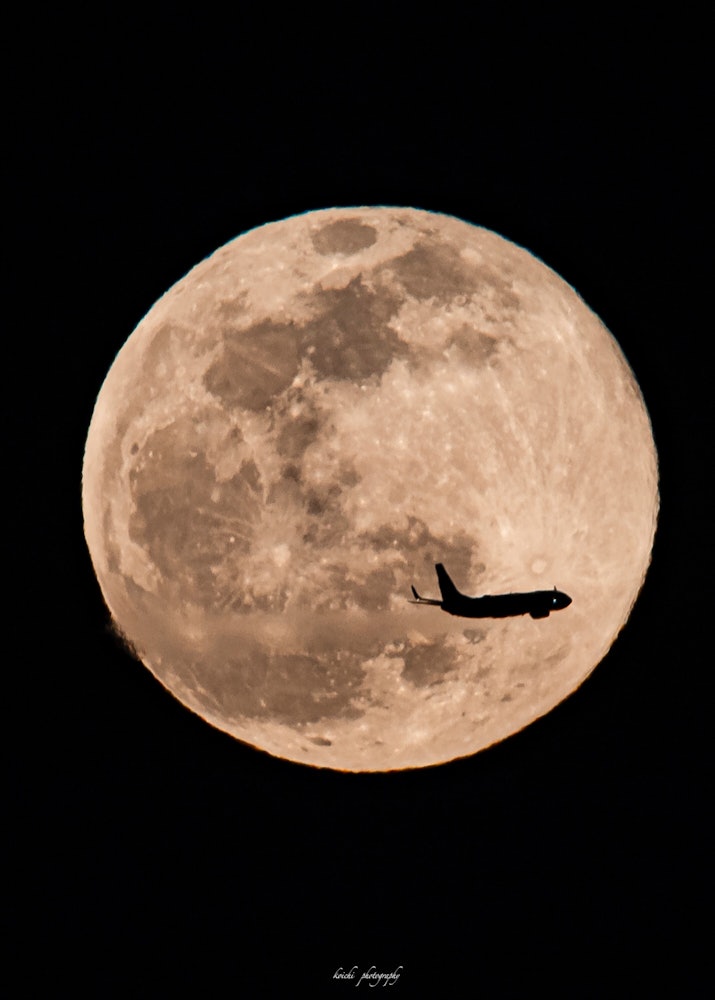[相片1]月亮和飛機。 一個神奇的世界窺視著超長焦。