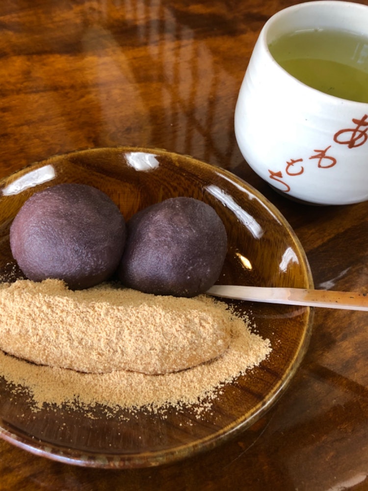 [相片1]在京都市上京区北野天满宫的大门前，有一家拥有300多年历史的老字号日本糕点店“Awamochisho Sawaya”。我点了淡道“Koume”，它是 2 个越子豆沙和 1 个大豆粉的组合。