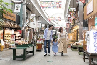 [이미지1]아타미역 상점가(나카미세·피스 거리)아타미역 앞에는 '평화의 거리'와 '나카미세'의 2개의 상점가가 있고, 창업 60년, 70년의 노포도 있습니다.쇼핑몰과 달리 작고 개성적인 상점