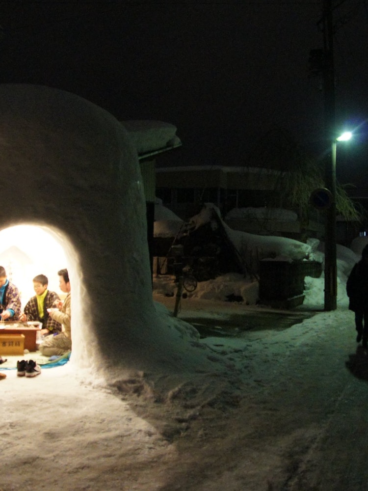 [画像1]秋田県横手のかまくらです。 子供たちが中で餅などを焼き、外を通る人たちに振舞います。 胃も心も温まる冬の伝統行事です