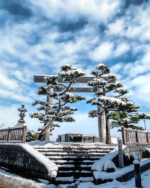[画像1]七里の渡し雪化粧七里の渡しは東海道五十三次で知られる宮宿から桑名宿までの海路で、かつての官道です。三重県桑名市
