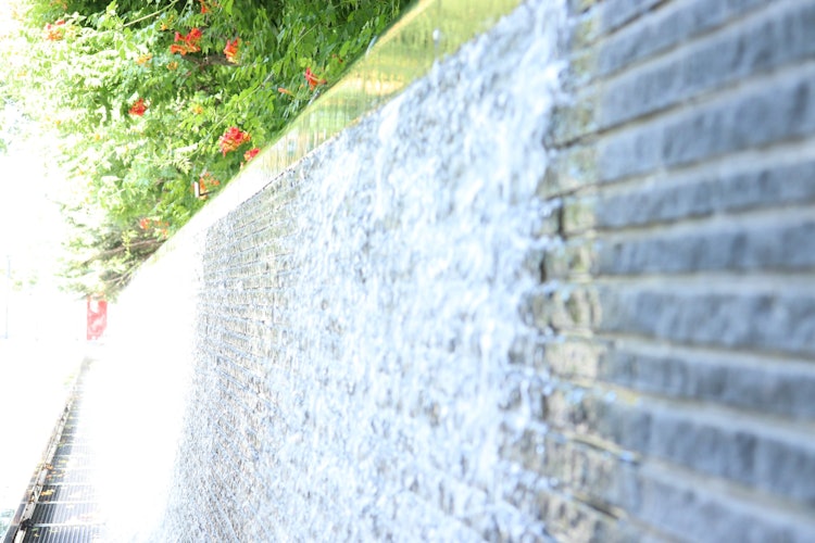 [画像1]札幌の大通公園で撮った滝みたいな噴水です。涼しい… ありがたい