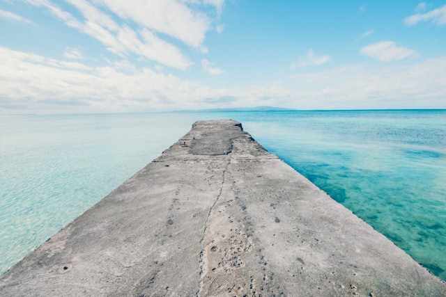 [Image1]沖縄の竹富島で撮影した一枚。向こうまで続く桟橋の向こうには透き通るようなエメラルドグリーンの海が広がっていて心癒される一枚になりました。